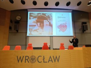 Prawie Kino 2025 – seans Taylor Swift: The Eras Tour i prelekcja dr. hab. Mateusza Świetlickiego, prof. UWr